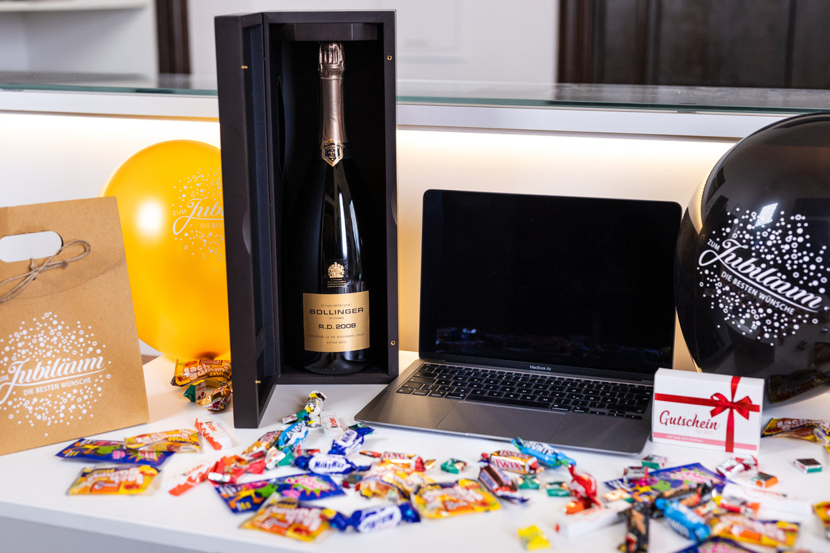 Bollinger-Champagner in einer Geschenkbox auf einem Schreibtisch